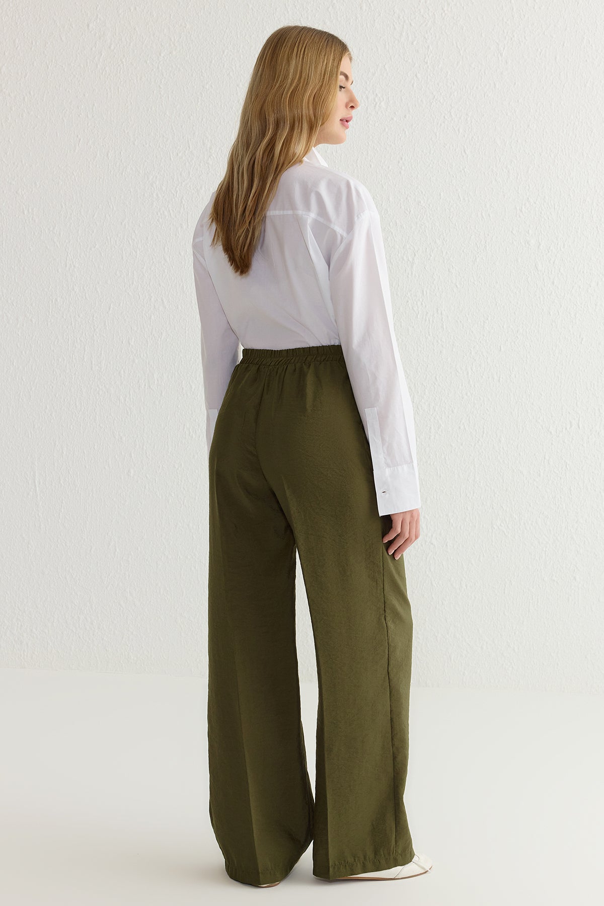 Trendyolmilla Bej Yumuşak Tuşeli Wide Leg/Geniş Paça Dokuma Pantolon TWOSS25PL00004