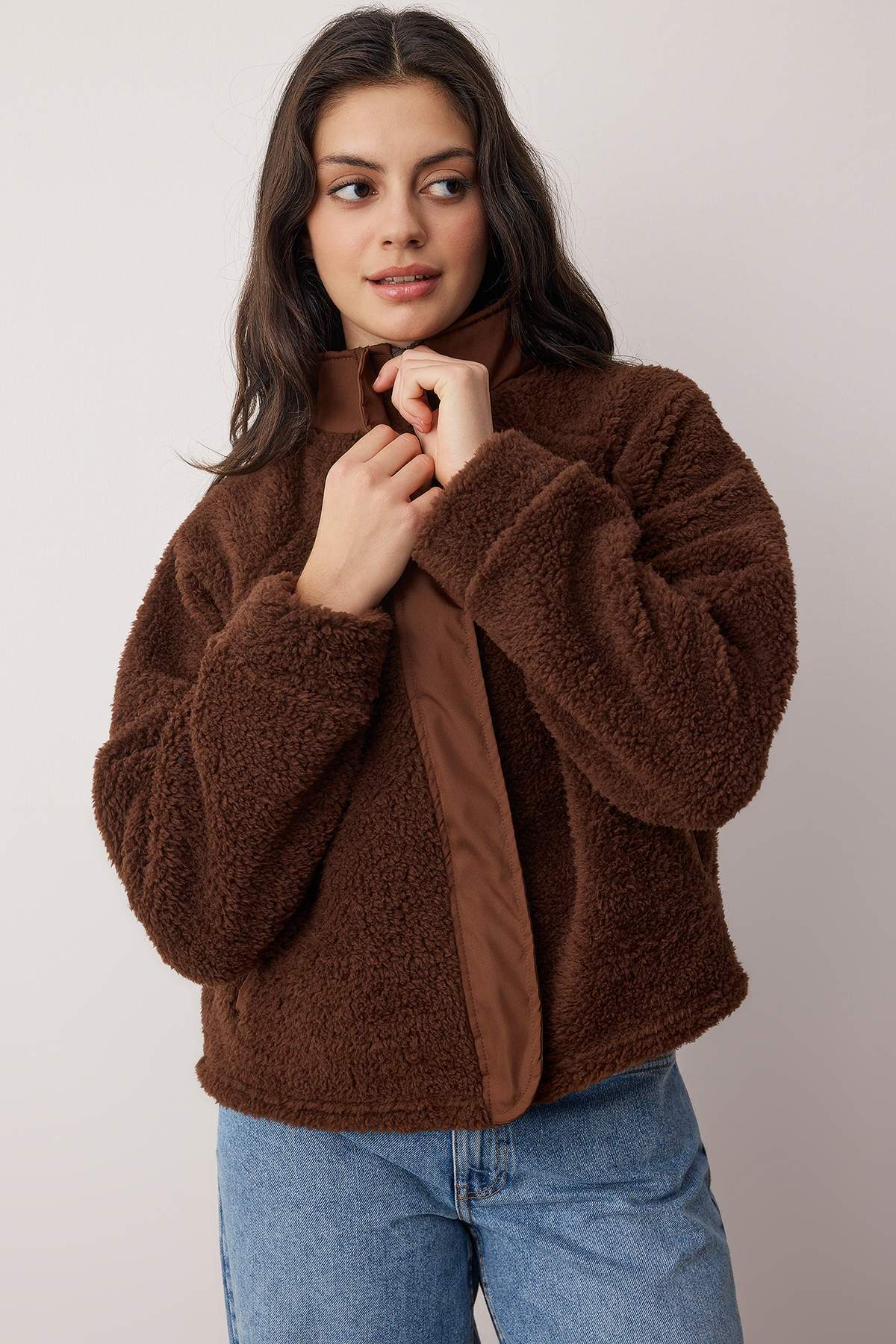 Trendyolmilla Koyu Kahverengi Peluş Regular/Normal Kalıp Dokuma Garnili Fermuarlı Örme Sweatshirt TWOAW25SW00139 Secondary image