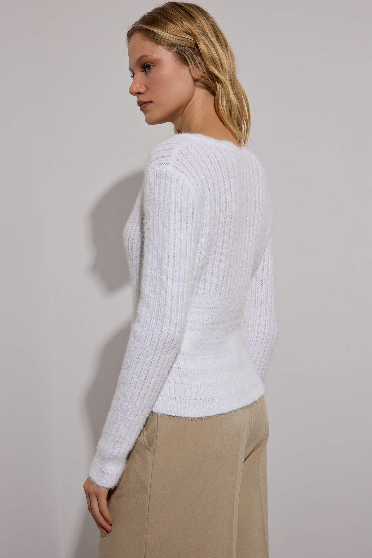 Limited Edition Ekru Yumuşak Dokulu Crop Triko Hırka TWOAW26HI00244