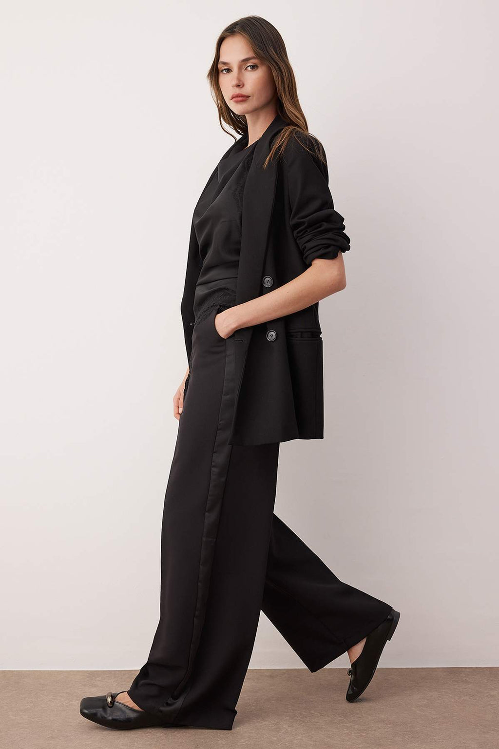 Siyah Yanda Saten Şerit Detaylı Wide Leg/Geniş Paça Pantolon TWOAW26PL00089
