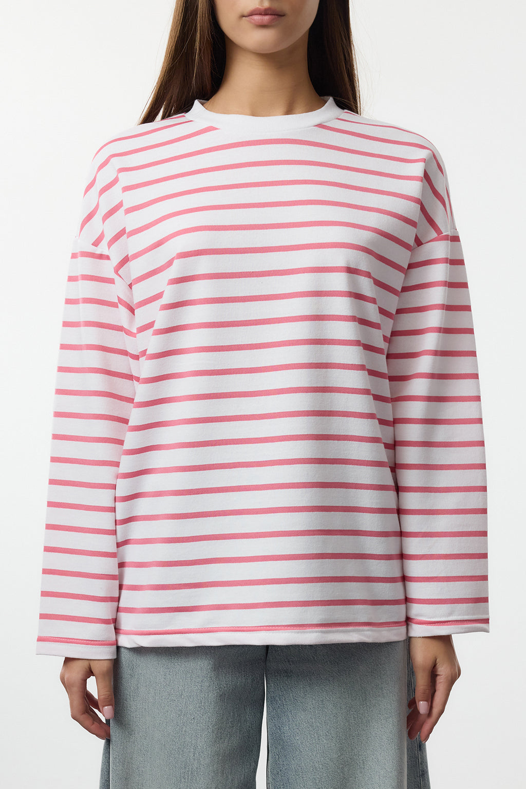 Trendyolmilla Beyaz Çizgili Oversize/Geniş Kesim Bisiklet Yaka İnce Örme Sweatshirt TWOAW23SW00326