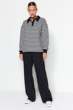Siyah Çizgili Polo Yaka Kalın İçi Polarlı Oversize Örme Sweatshirt TWOAW24SW00344