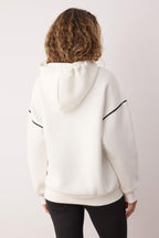 Trendyolmilla Ekru Kapüşonlu ve Biye Detaylı Oversize/Geniş Kalıp Örme Sweatshirt TWOAW26SW00106