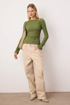 Trendyolmilla Kahverengi Fitted/Vücuda Oturan Aksesuar Detaylı Dokulu Uzun Kollu Esnek Örme Bluz TWOAW26BZ00134