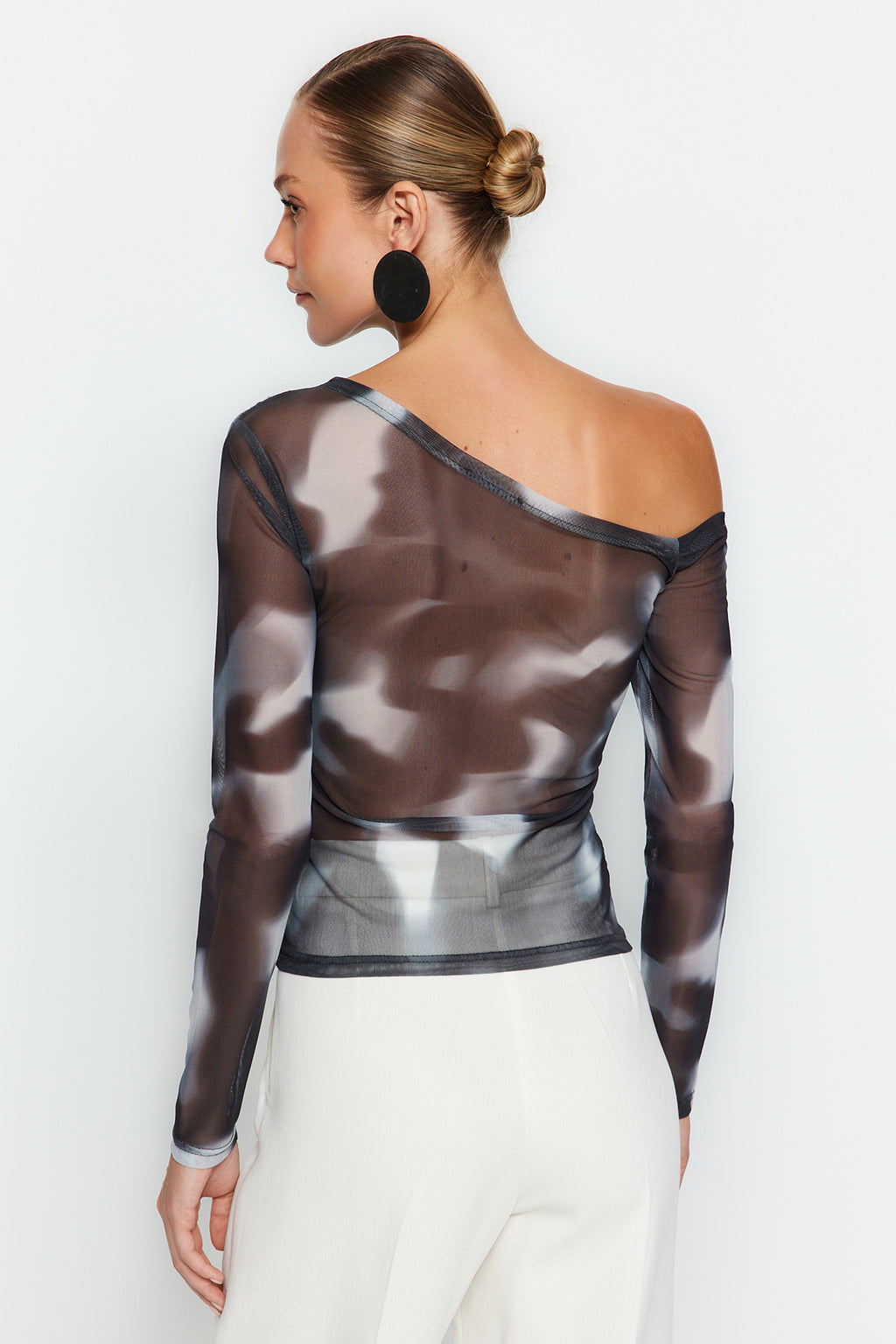 Trendyolmilla Antrasit Tül Fitted/Vücuda Oturan Astarlı Asimetrik Yaka Bluz TWOAW24BZ00051