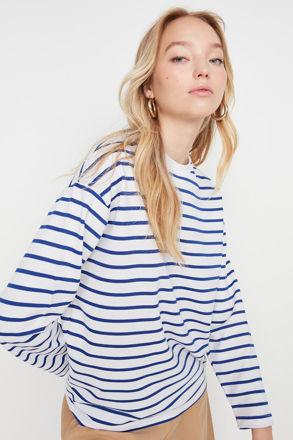 Trendyolmilla Beyaz Çizgili Oversize/Geniş Kesim Bisiklet Yaka İnce Örme Sweatshirt TWOAW23SW00326