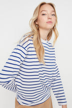 Trendyolmilla Beyaz Çizgili Oversize/Geniş Kesim Bisiklet Yaka İnce Örme Sweatshirt TWOAW23SW00326
