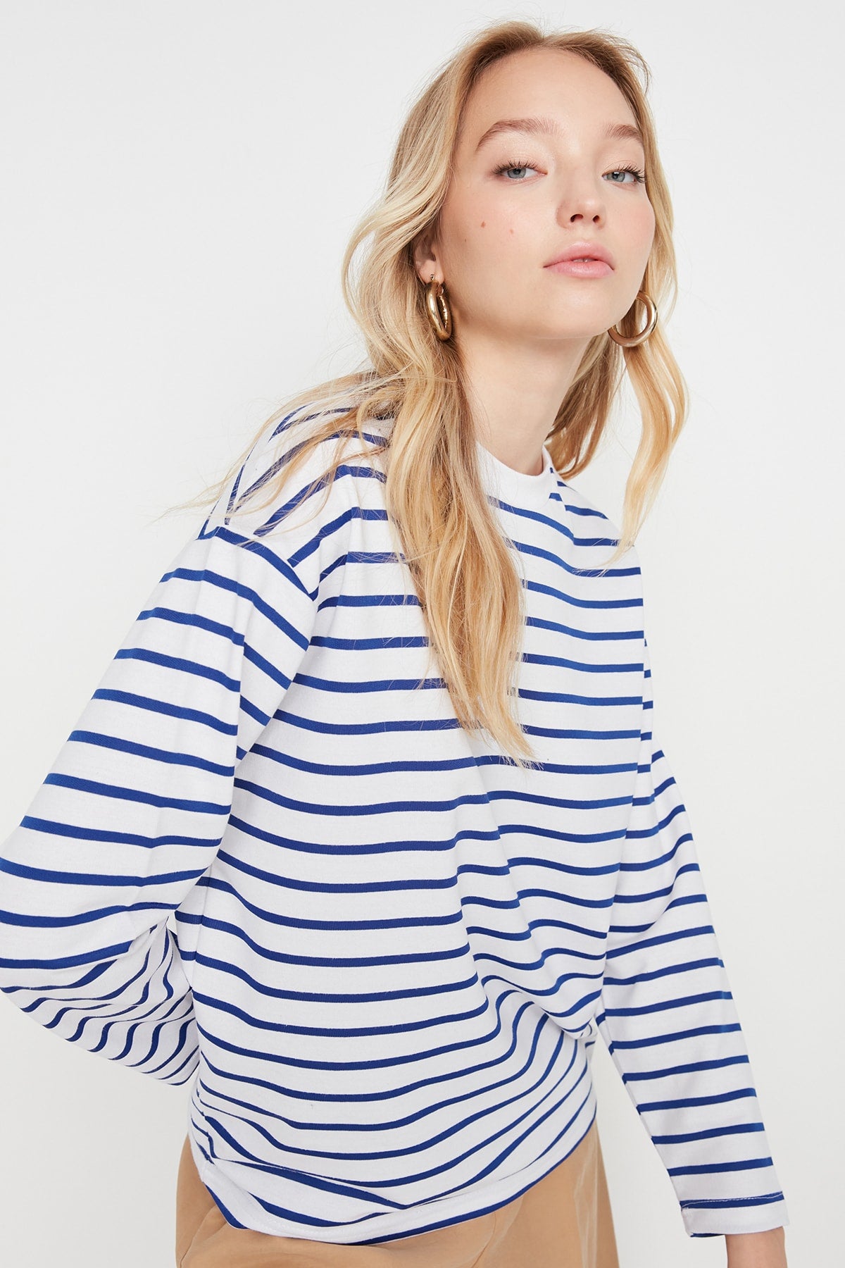 Trendyolmilla Beyaz Çizgili Oversize/Geniş Kesim Bisiklet Yaka İnce Örme Sweatshirt TWOAW23SW00326