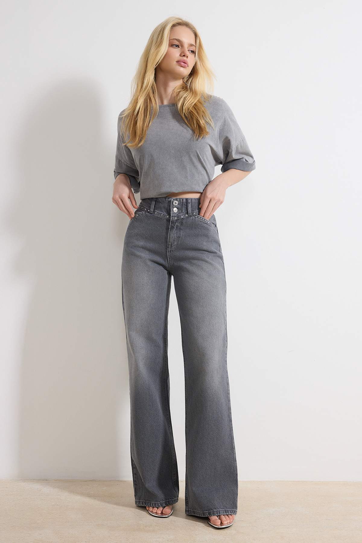 Gri Trok Detaylı Normal Bel %100 Pamuk Wide Leg Jeans TWOSS26JE00051 Main image