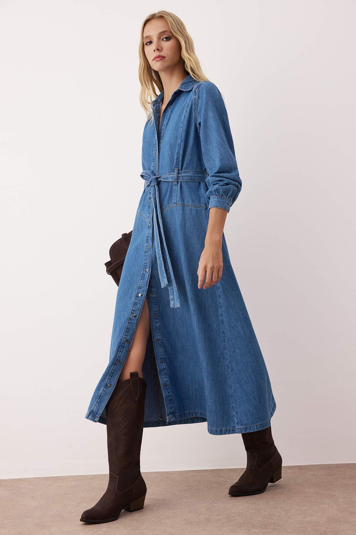 Trendyolmilla Mavi Kemer Detaylı Maxi Denim Elbise TWOAW26EL00044