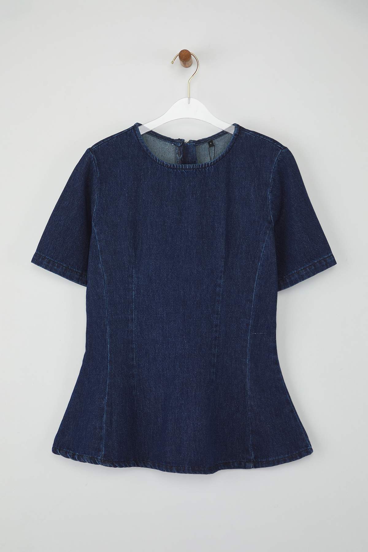 Özel Koleksiyon Koyu Mavi Kısa Kollu Volanlı Denim Bluz TWOAW26BZ00050