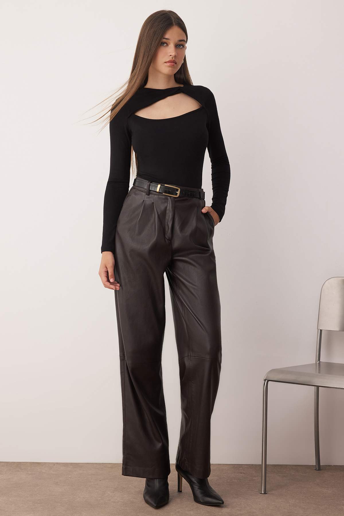 Trendyolmilla Kırmızı Cut Out Detaylı Vücuda Oturan Yumuşak Tuşeli Esnek Örme Bluz TWOAW26BZ00126