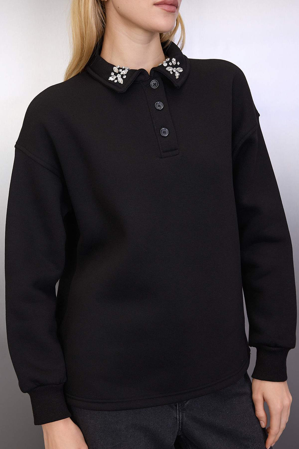 Siyah Yakası Taş Detaylı Oversize/Geniş Kalıp Örme Sweatshirt TWOAW26SW00121