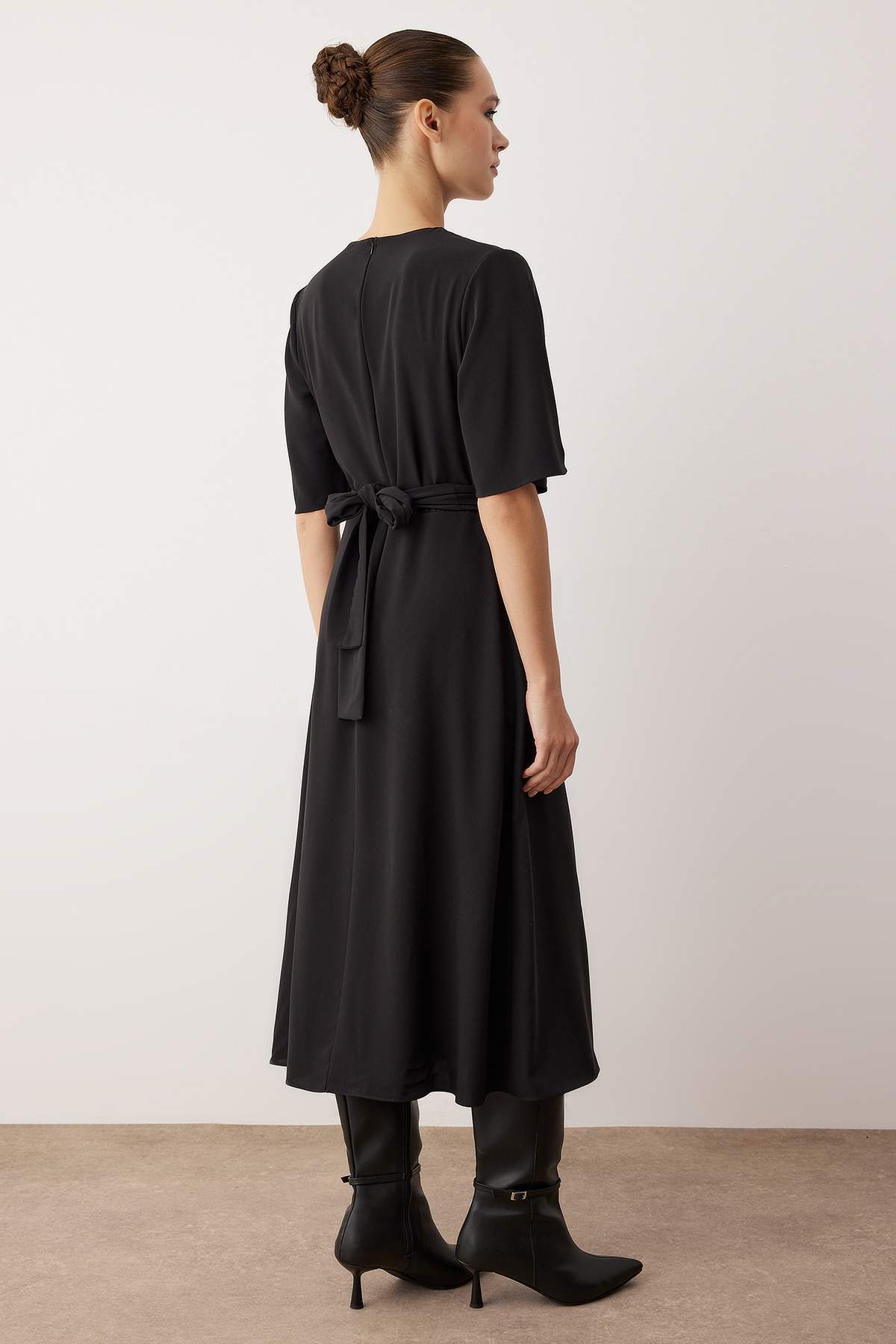 Siyah Düz Aksesuar Detaylı Midi Dokuma Elbise TWOAW26EL00067