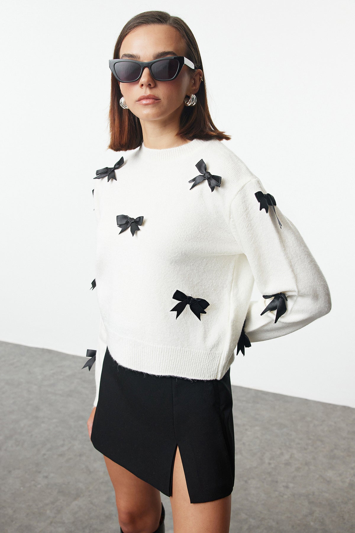 Trendyolmilla Ekru Yumuşak Dokulu Kurdele/Fiyonk Detaylı Triko Kazak TWOAW25KZ00155 Secondary image