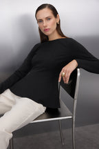 Trendyolmilla Siyah Kayık Yaka Peplum/Belden Oturmalı Regular Boy Örme Bluz TWOAW26BZ00166