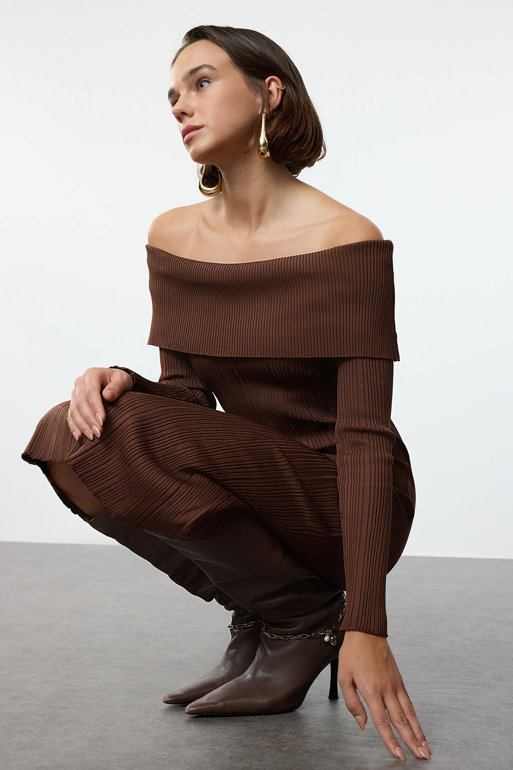 Trendyolmilla Kahverengi Midi Triko Basic Carmen Yaka Elbise TWOAW25EL00033