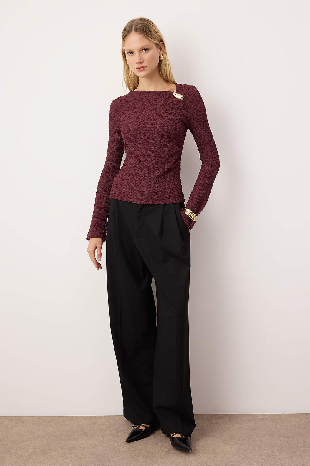 Trendyolmilla Kahverengi Fitted/Vücuda Oturan Aksesuar Detaylı Dokulu Uzun Kollu Esnek Örme Bluz TWOAW26BZ00134