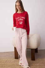 Trendyolmilla Kırmızı Pamuklu Kalpli Slogan Baskılı Uyku Bantlı Örme Pijama Takımı THMAW25PT00223