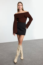 Trendyolmilla Kahverengi Gül Detaylı Carmen Yaka Triko Kazak TWOAW25KZ00373