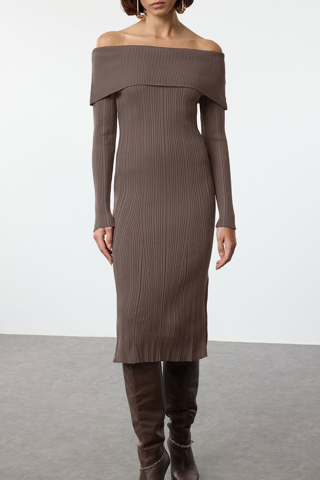 Trendyolmilla Kahverengi Midi Triko Basic Carmen Yaka Elbise TWOAW25EL00033