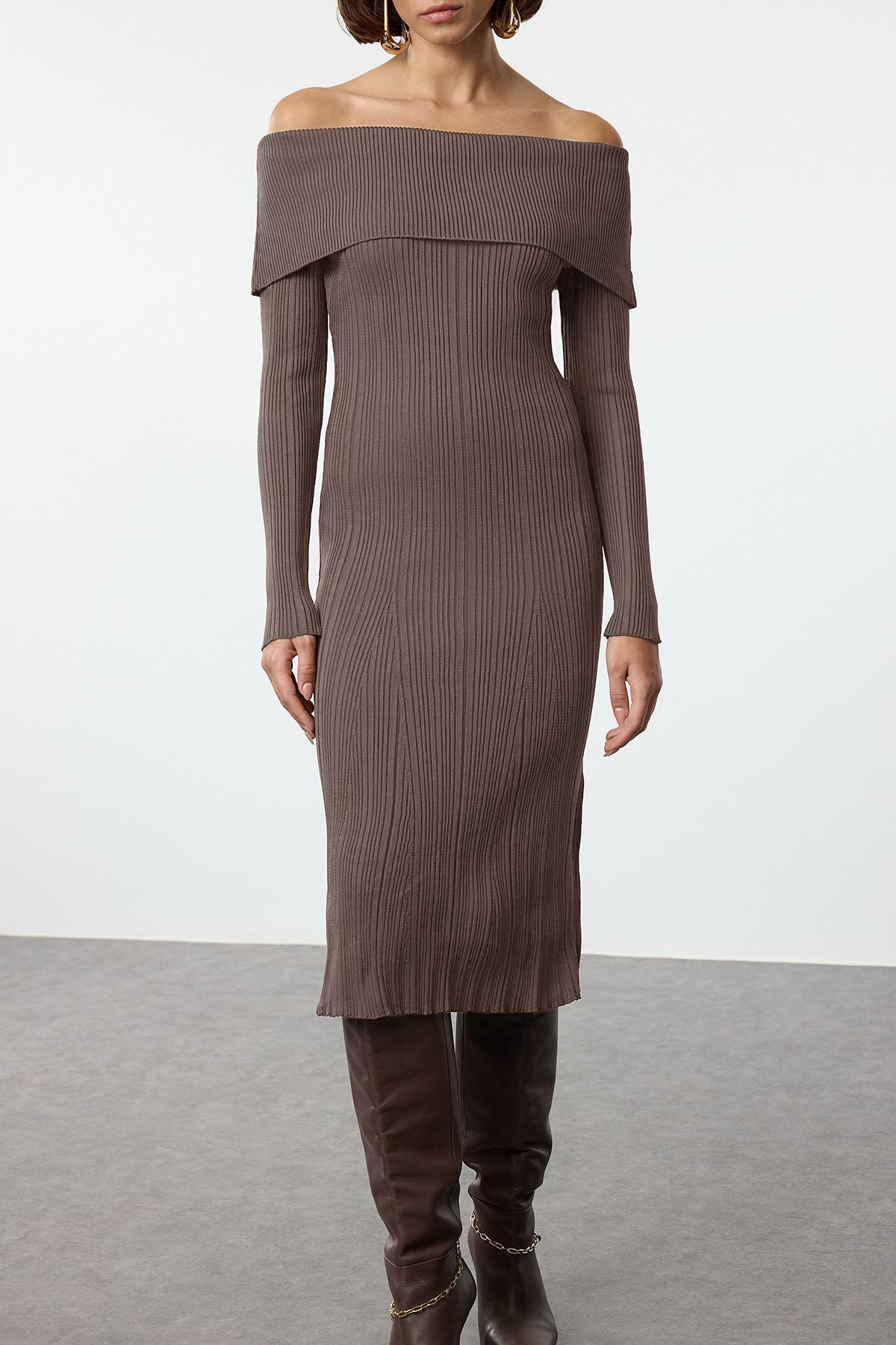 Trendyolmilla Kahverengi Midi Triko Basic Carmen Yaka Elbise TWOAW25EL00033