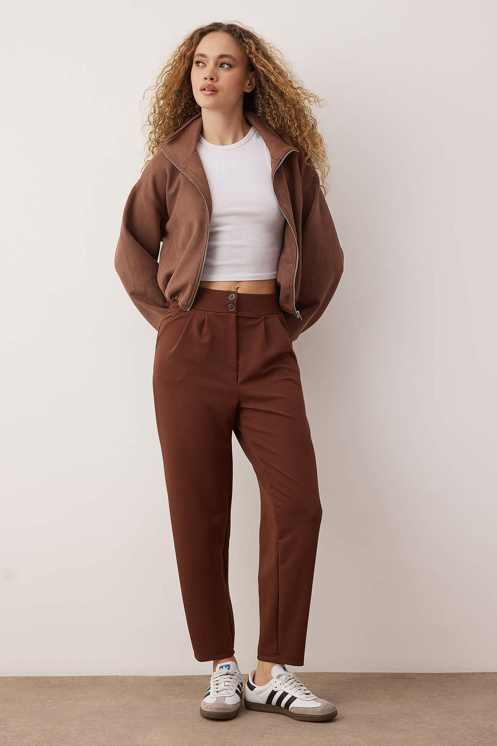Trendyolmilla Kahverengi Havuç Kalıp Örme Pantolon TWOAW26PL00017