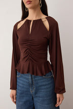 Trendyolmilla Koyu Kahverengi Pencere/Cut Out Detaylı Aksesuarlı Örme Bluz TPRAW24BZ00053