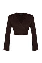 Trendyolmilla Kahverengi Crop Yumuşak Dokulu Kruvaze Triko Kazak TWOAW24KZ00381