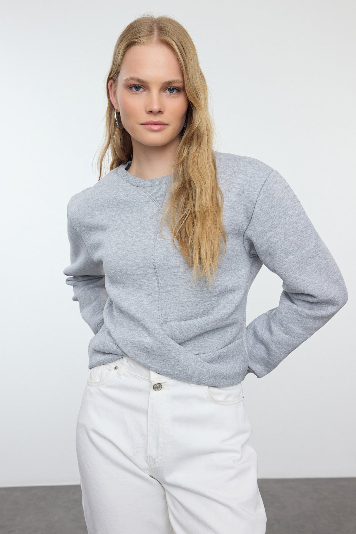 Gri Melanj Burgu Detaylı Crop Kalın İçi Polarlı Bisiklet Yaka Örme Sweatshirt TWOAW25SW00081