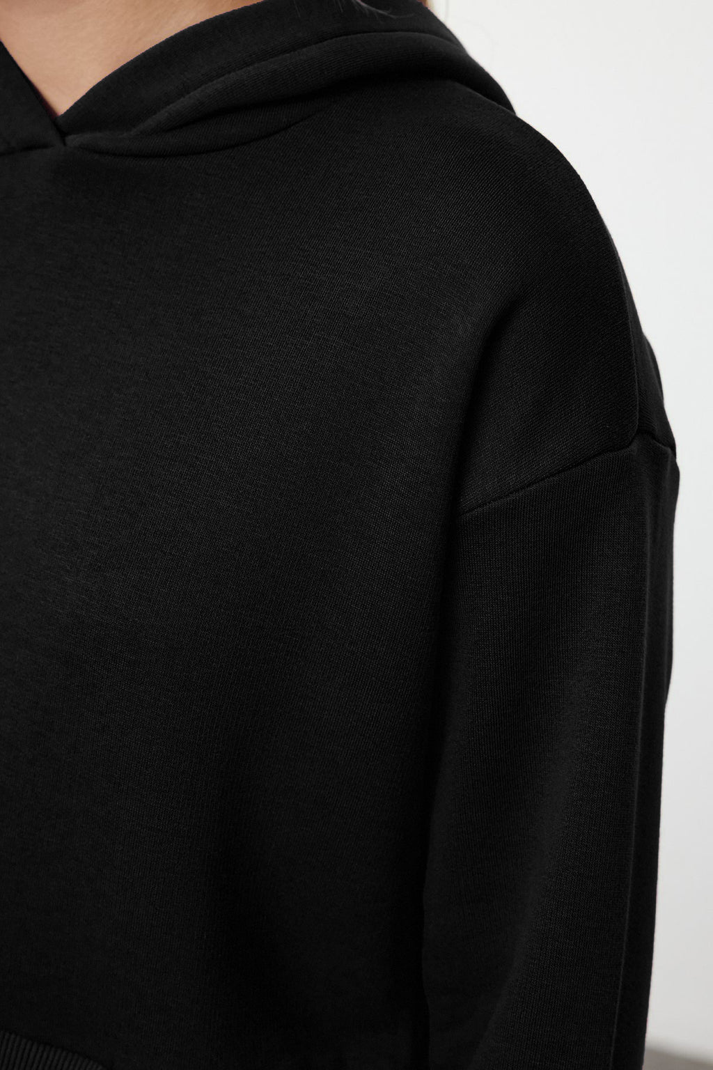 Trendyolmilla Siyah Kalın İçi Polarlı Kapüşonlu Rahat Kesim Crop Basic Örme Sweatshirt TWOAW24SW00105