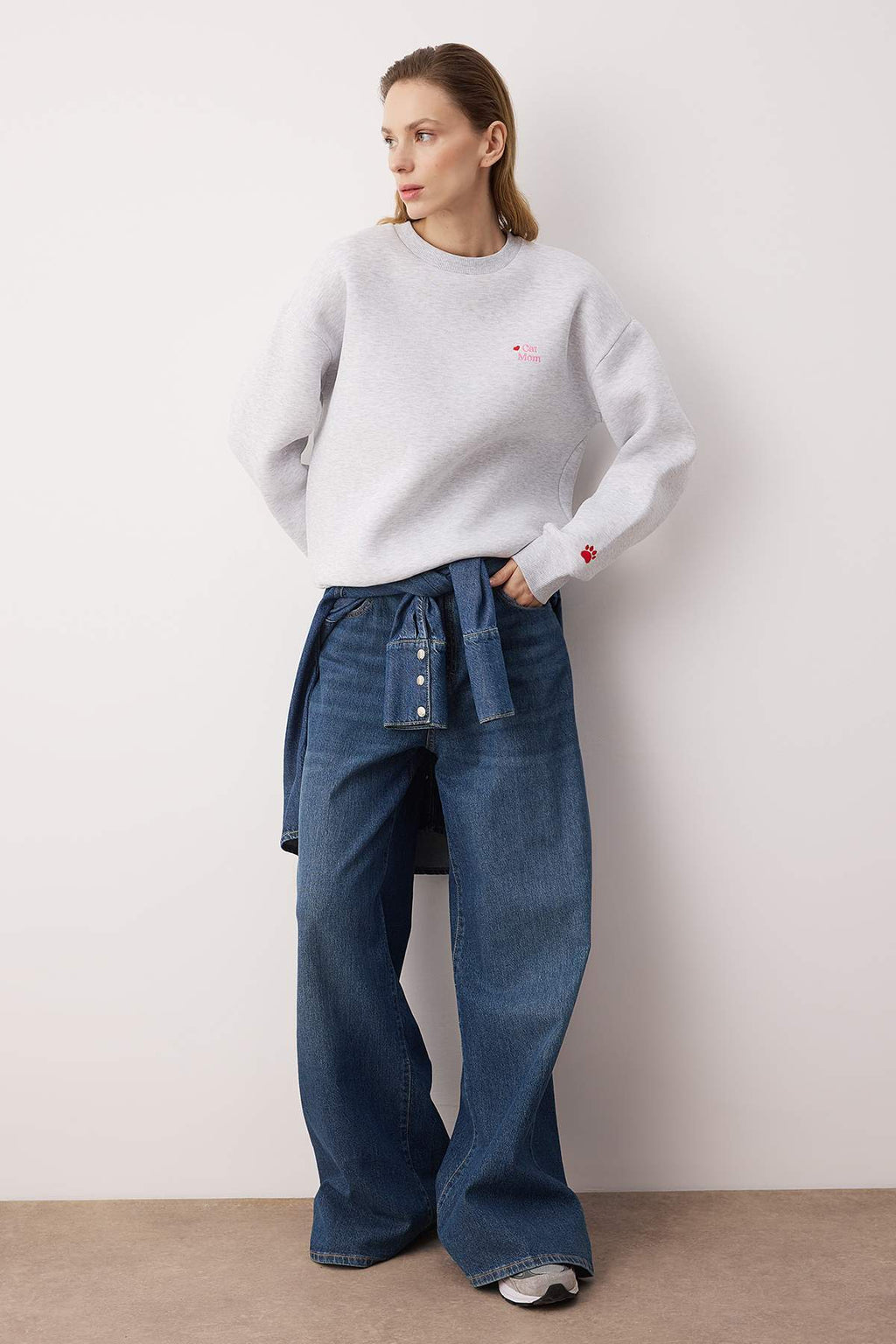 Trendyolmilla Siyah Regular/Normal Kalıp Nakış Detaylı Kalın İçi Polarlı Örme Sweatshirt TWOAW26SW00200