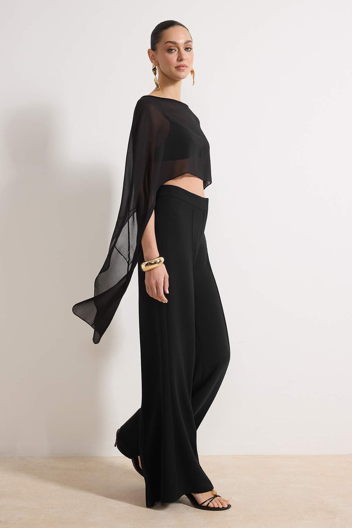 Siyah Asimetrik Kesim Astarsız Şifon Pelerin Party Bluz TPRSS26BZ00055 Secondary image