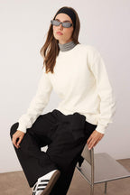 Trendyolmilla Ekru Premium Oversize/Geniş Kalıp Kalın İçi Polarlı Örme Sweatshirt TWOAW26SW00203