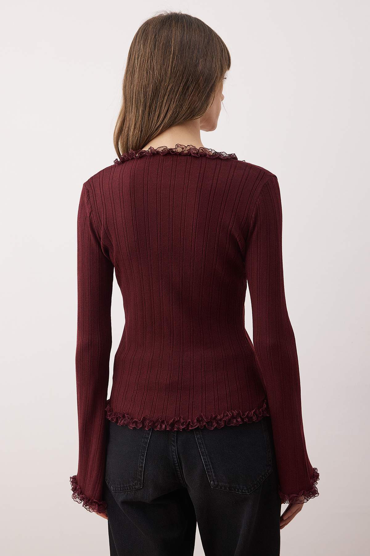Trendyolmilla Teen Ekru V Yaka Dantel Garnili Premium/Özel İplikli Fitted/Vücuda Oturan Triko Hırka TWOAW26HI00098