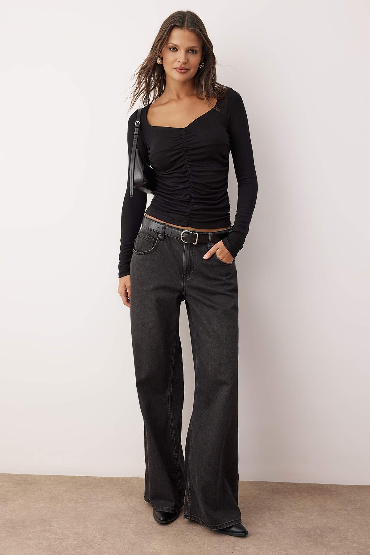 Trendyolmilla More Sustainable Siyah Fitted/Vücuda Oturan Büzgülü V Yaka Uzun Kollu Esnek Örme Bluz TWOAW26BZ00163 Secondary image