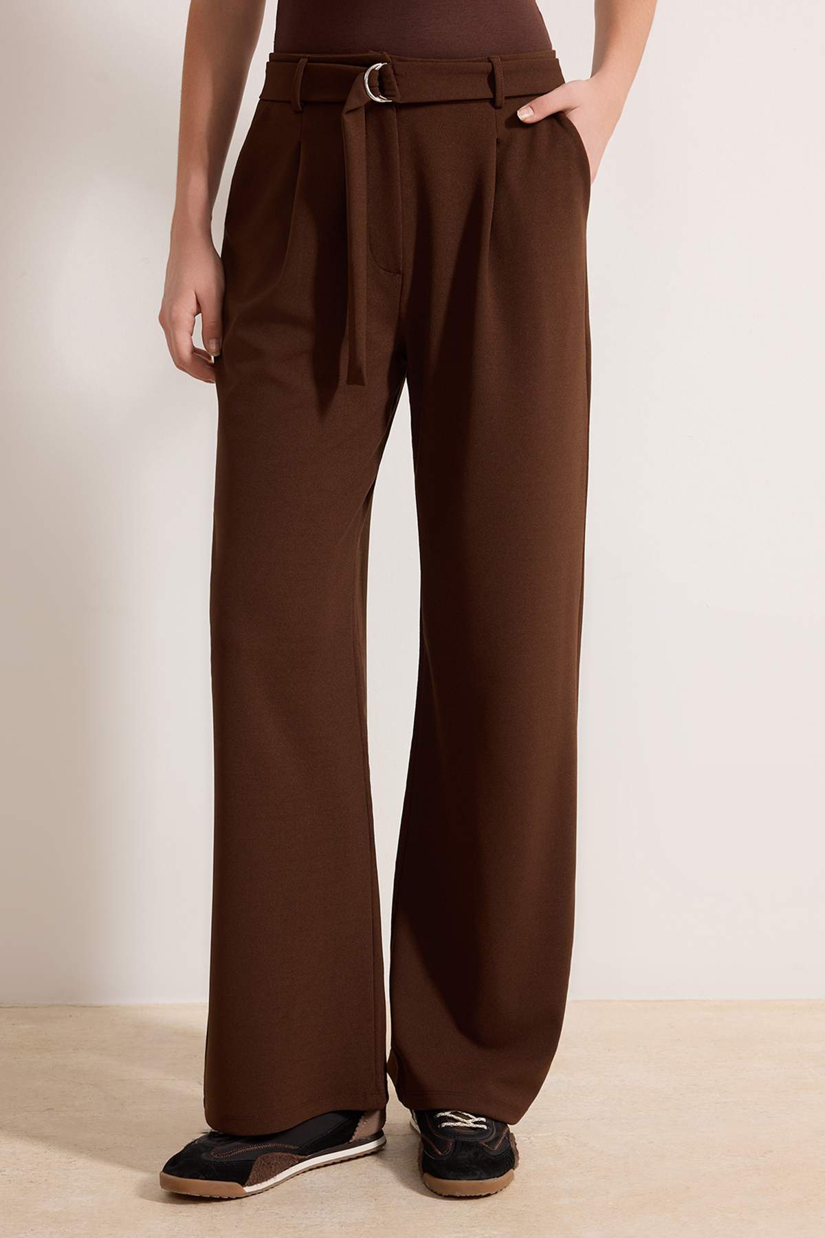 Trendyolmilla Koyu Kahverengi Kemerli Wideleg/Geniş Paça Yüksek Bel Smart Krep Kumaş Örme Pantolon TWOSS23PL00330