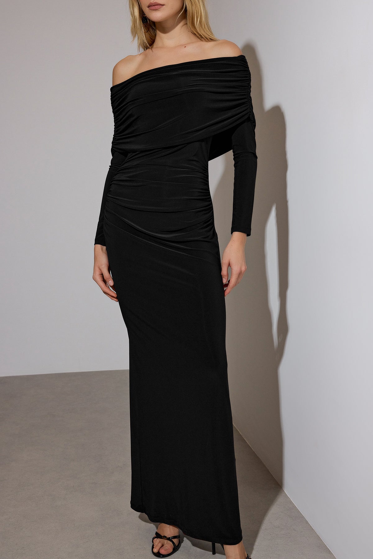 Trendyolmilla Limited Edition Siyah Büzgülü Carmen Yaka Esnek Maxi Örme Elbise TWOAW26EL00112