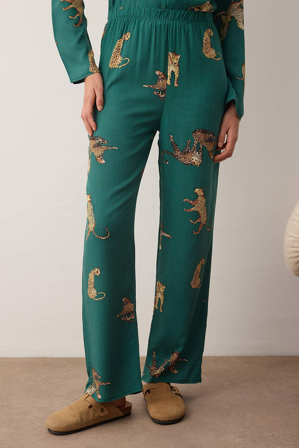 Trendyolmilla Ekru Kaplan Desenli Viskon Dokuma Pijama Takımı THMAW25PT00036