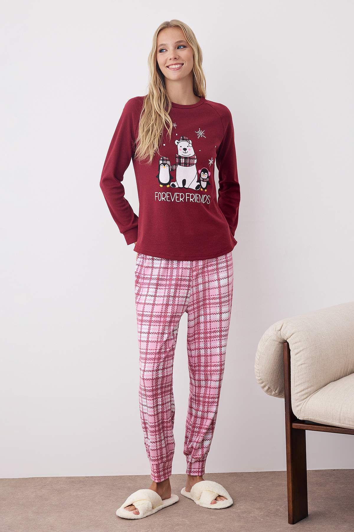 Trendyolmilla Bordo Ayıcıklı ve Penguen Baskılı Ekoseli Yumoş Örme Pijama Takımı THMAW22PT0395