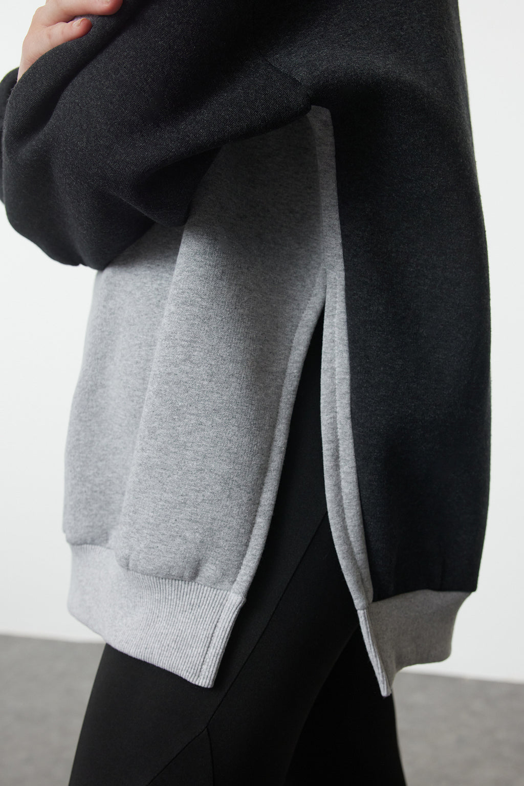 Trendyolmilla Gri Melanj Pamuklu Renk Bloklu Geniş Kalıp İçi Polarlı Örme Spor Sweatshirt TWOSS22SW0074