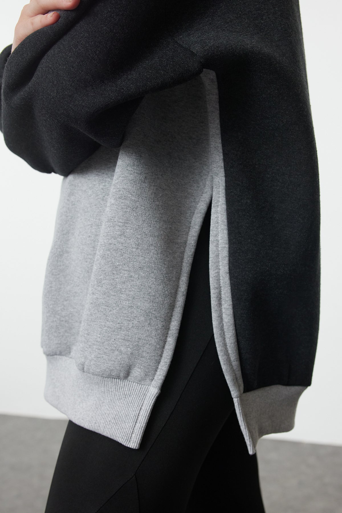 Trendyolmilla Gri Melanj Pamuklu Renk Bloklu Geniş Kalıp İçi Polarlı Örme Spor Sweatshirt TWOSS22SW0074