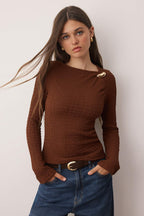Trendyolmilla Kahverengi Fitted/Vücuda Oturan Aksesuar Detaylı Dokulu Uzun Kollu Esnek Örme Bluz TWOAW26BZ00134
