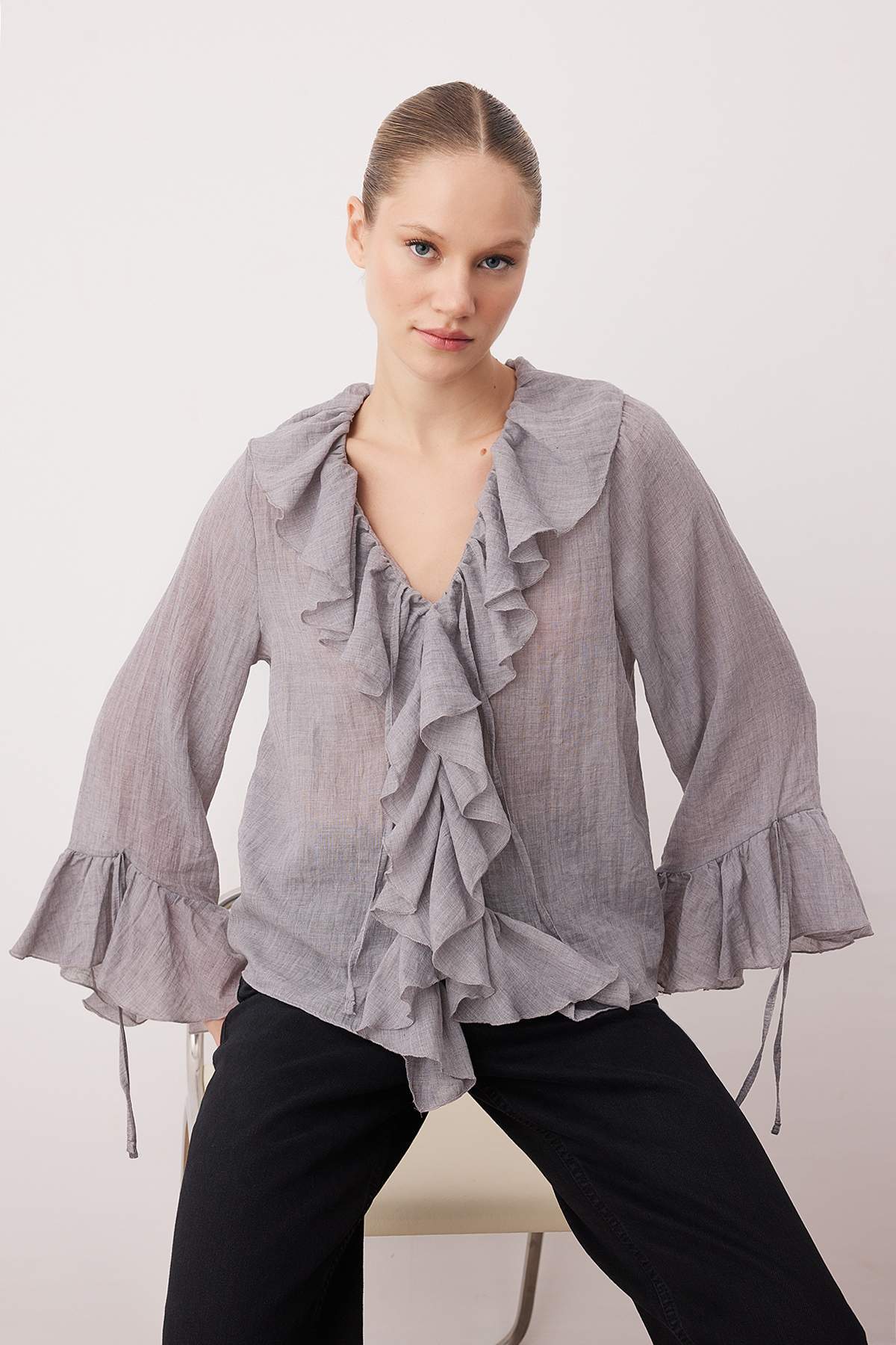 Trendyolmilla Gri Fırfırlı Bohem İnce Pamuklu Kumaş Uzun Kol Dokuma Bluz TWOSS25BZ00551 Secondary image