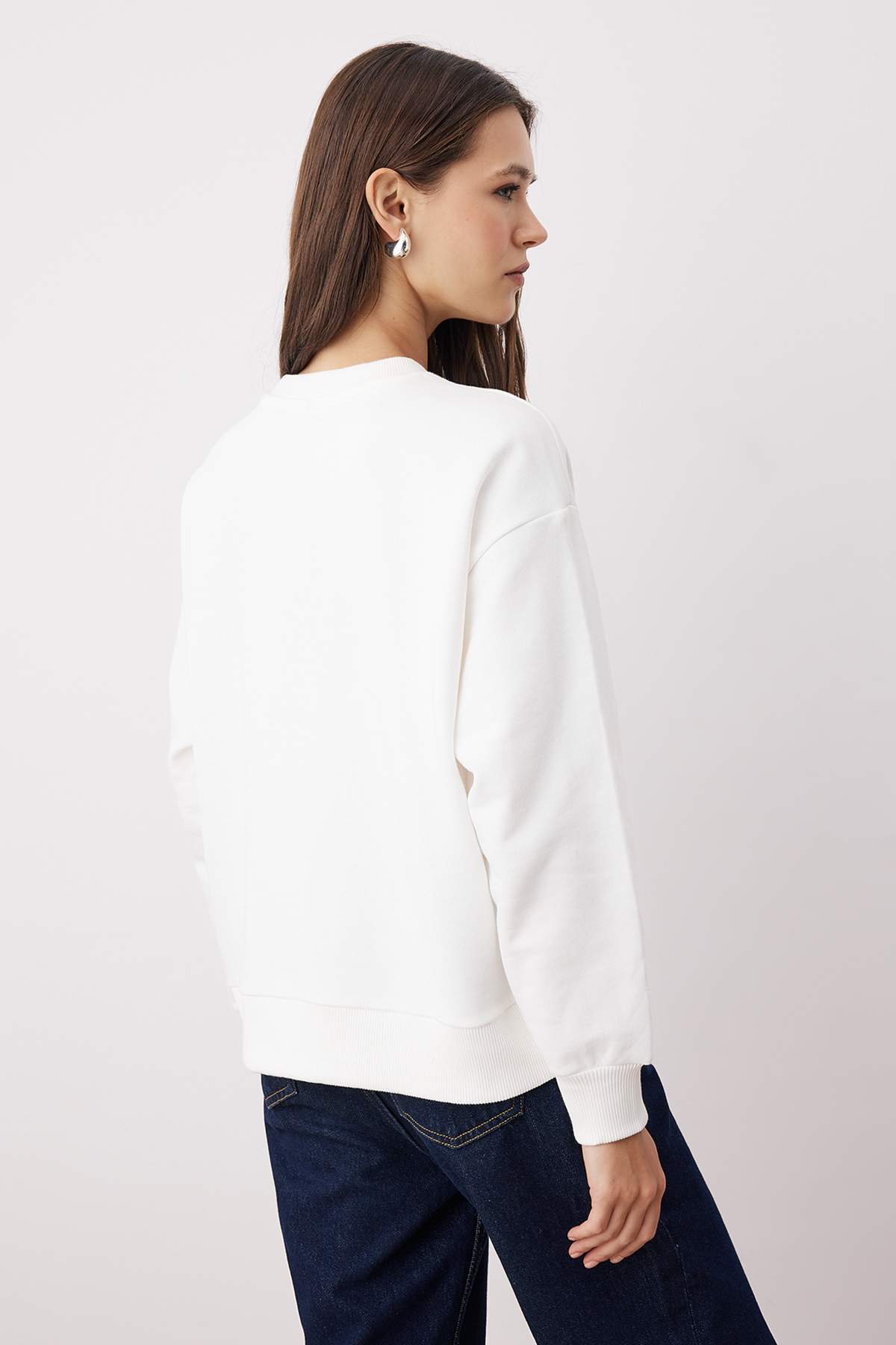 Ekru Nakışlı Regular/Normal Kalıp Örme Sweatshirt TWOAW26SW00011