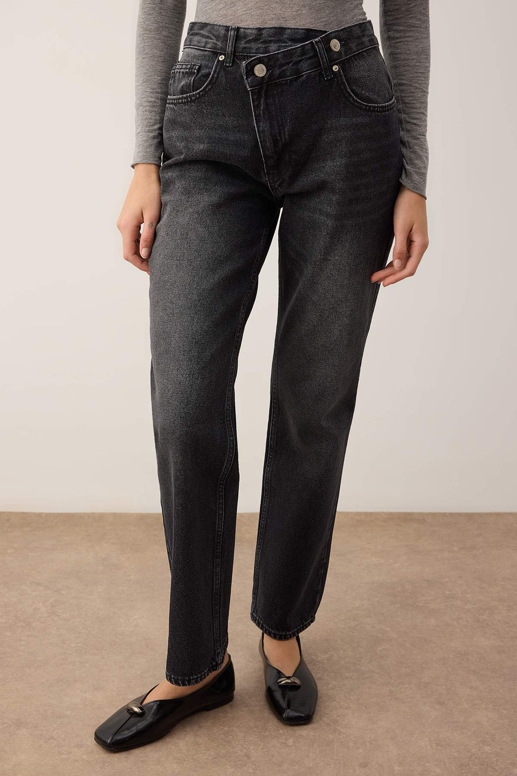Trendyolmilla Antrasit Yüksek Bel Asimetrik Kapama Bel Detaylı Straight/Düz Kesim/Boru Paça Jeans TWOAW26JE00132