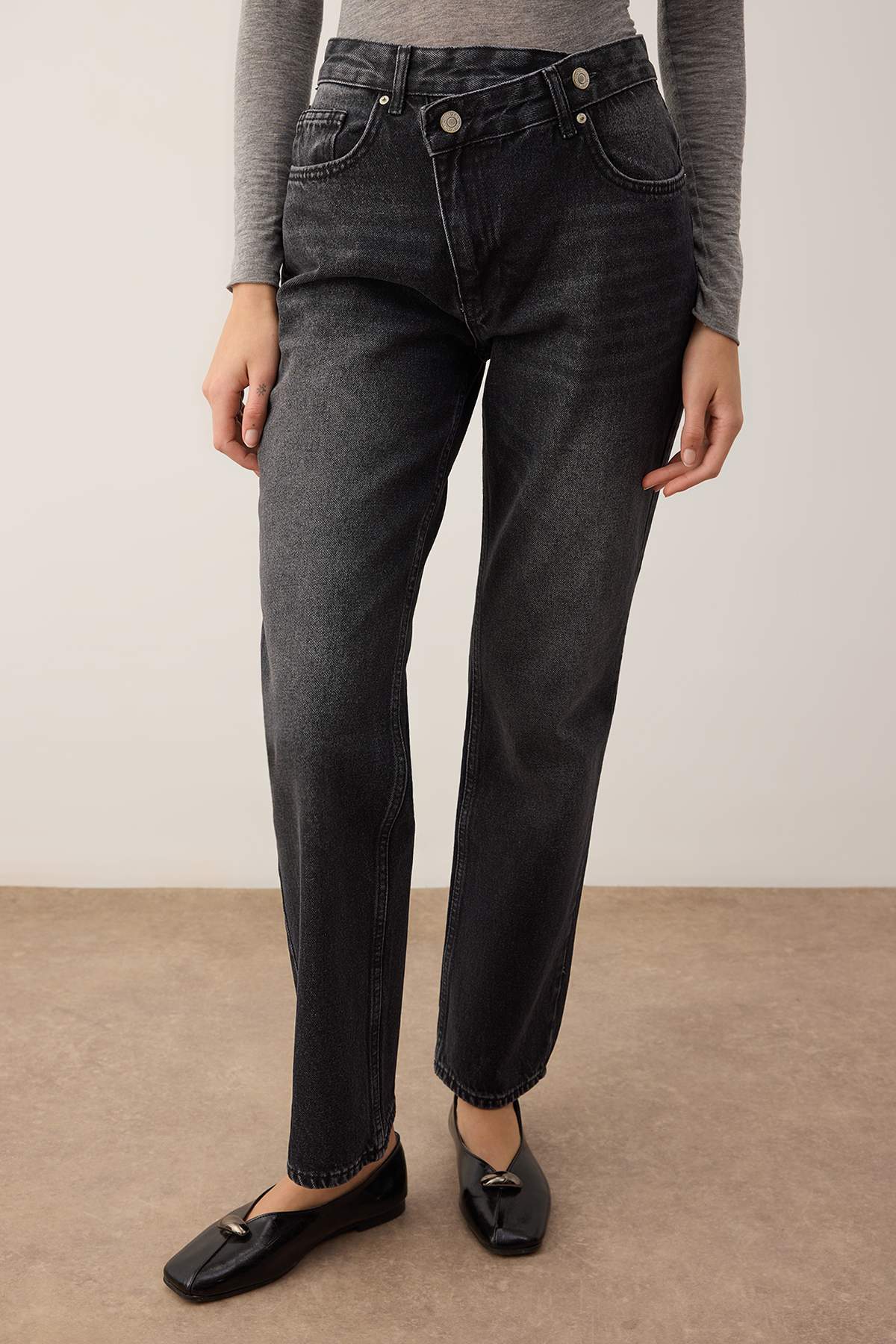 Trendyolmilla Antrasit Yüksek Bel Asimetrik Kapama Bel Detaylı Straight/Düz Kesim/Boru Paça Jeans TWOAW26JE00132