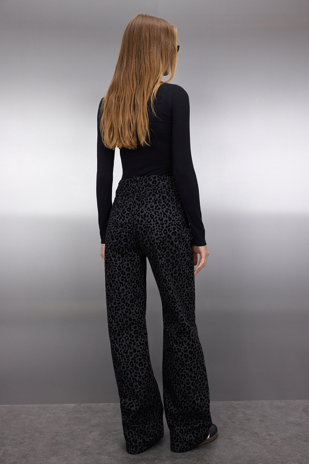 Trendyolmilla Siyah Süet Görünümlü Leopar Desenli Yüksek Bel Wide Leg Jeans TWOAW25JE00394