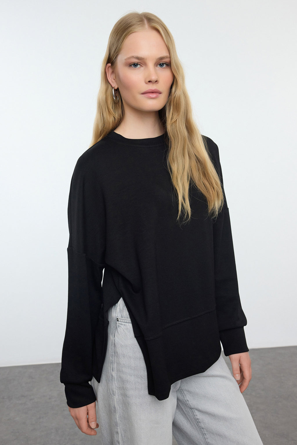 Siyah Oversize/Geniş Kesim Yırtmaçlı Bisiklet Yaka Yumuşak Tuşeli Örme Sweatshirt TWOAW25SW00057