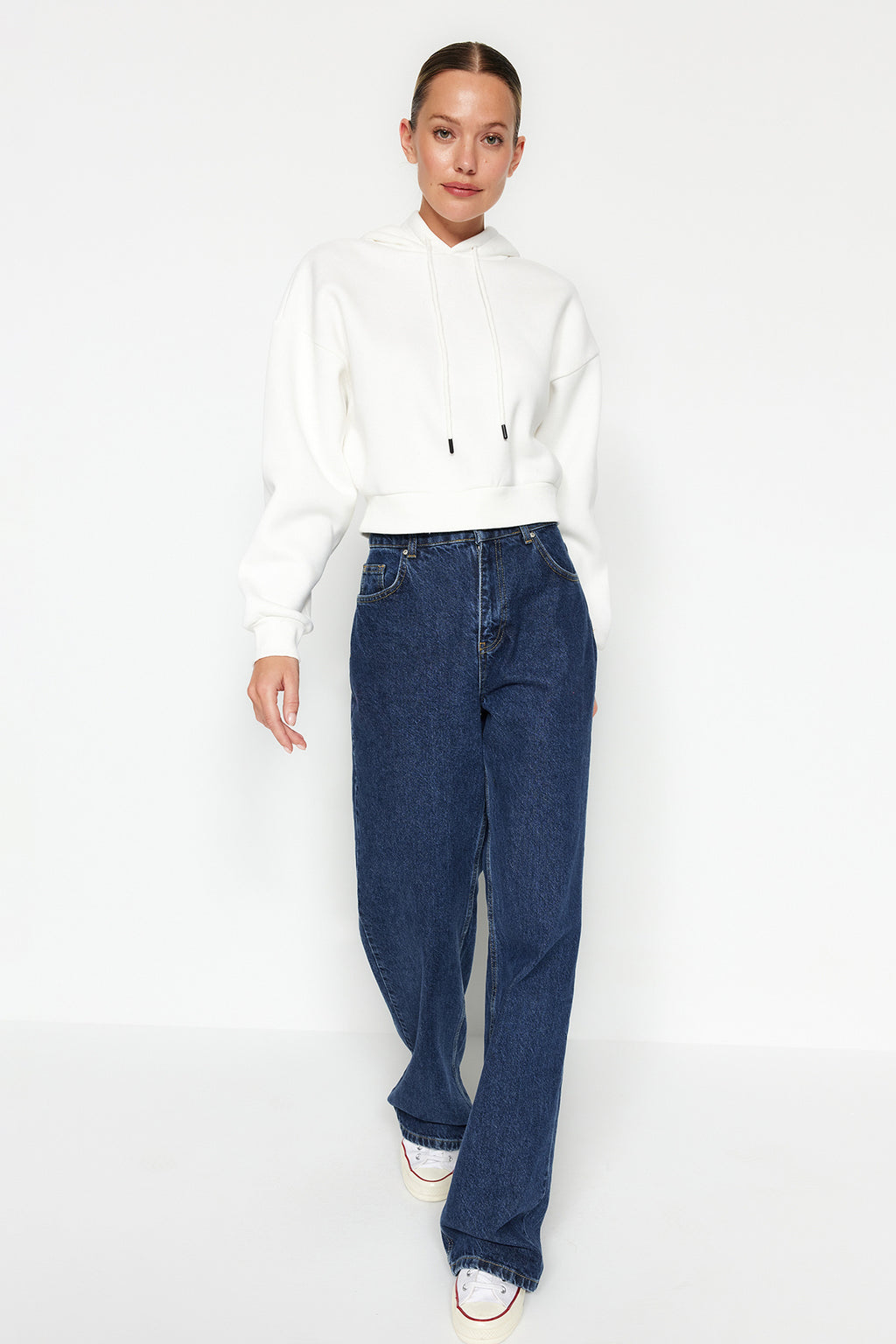 Trendyolmilla Siyah Kalın İçi Polarlı Kapüşonlu Rahat Kesim Crop Basic Örme Sweatshirt TWOAW24SW00105